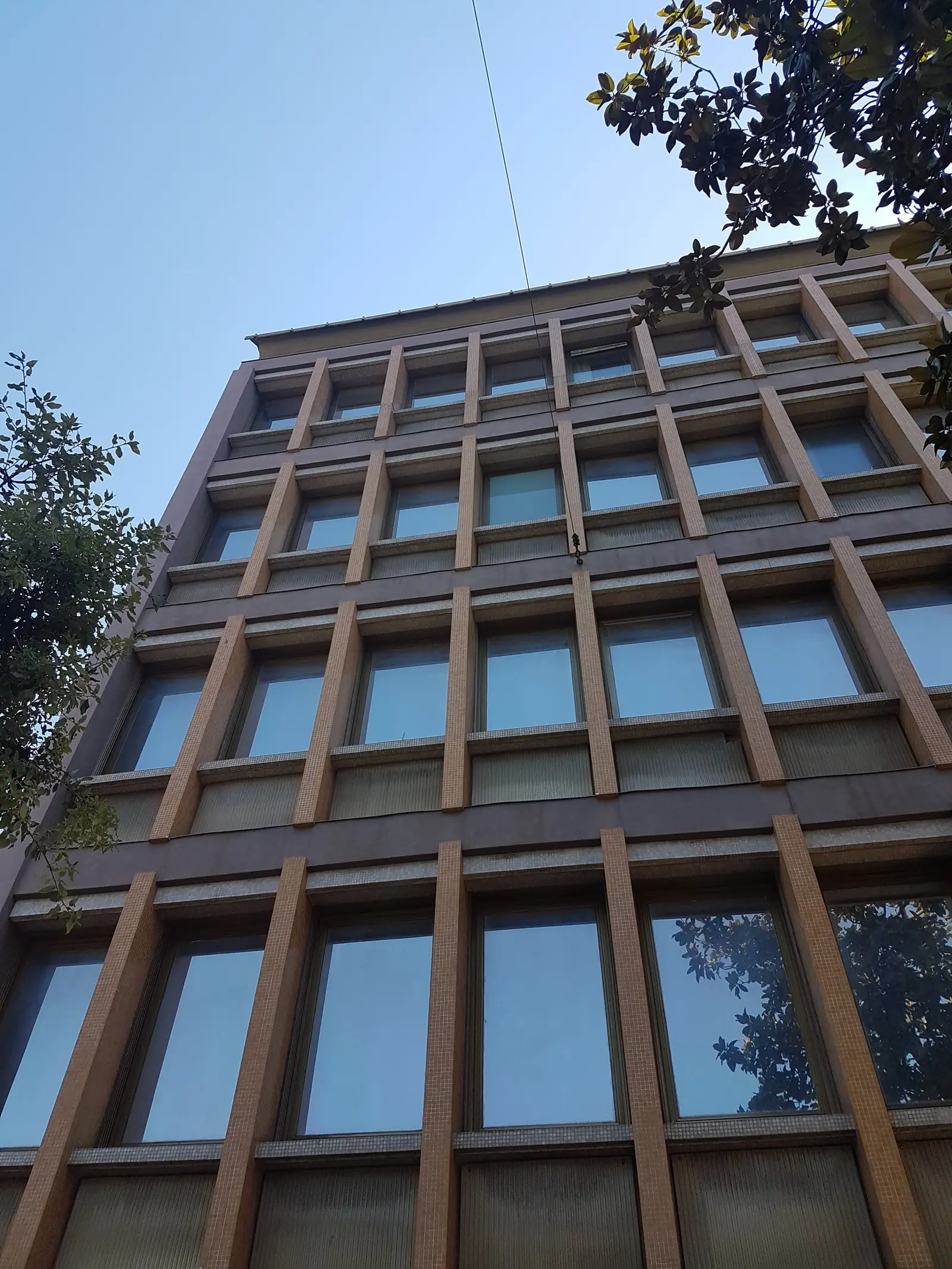 Facciata vetrata di un edificio con pellicole per vetri